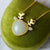 Collar dorado con colgante de jade blanco diseñado por alces