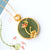 Vergoldete Halskette mit grünem Jade-Anhänger im Lotus- und Libelle-Design