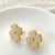 Pendientes dorados estilo chino con perlas y cloisonné floral