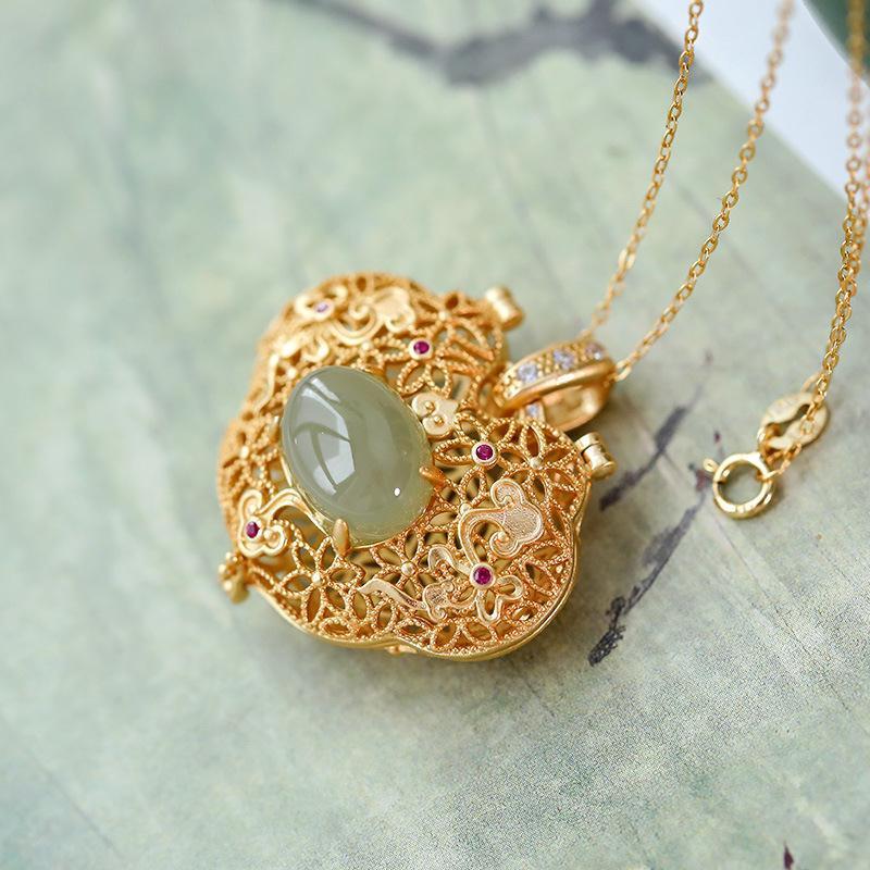 Collier en forme de miroir avec pendentif en jade blanc et dorure