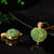 Collar dorado con colgante de jade blanco diseñado con nubes auspiciosas