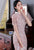 Robe chinoise en dentelle florale Cheongsam à manches illusion et longueur au genou