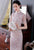 Robe chinoise en dentelle florale Cheongsam à manches illusion et longueur au genou