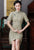 Schickes, knielanges Cheongsam-Karo-Karo-chinesisches Kleid