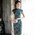 Flügelärmeliges, knielanges chinesisches Cheongsam-Kleid aus Seide mit Blumenmuster
