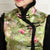 Chaleco chino de brocado floral con borde de piel y botones de correa